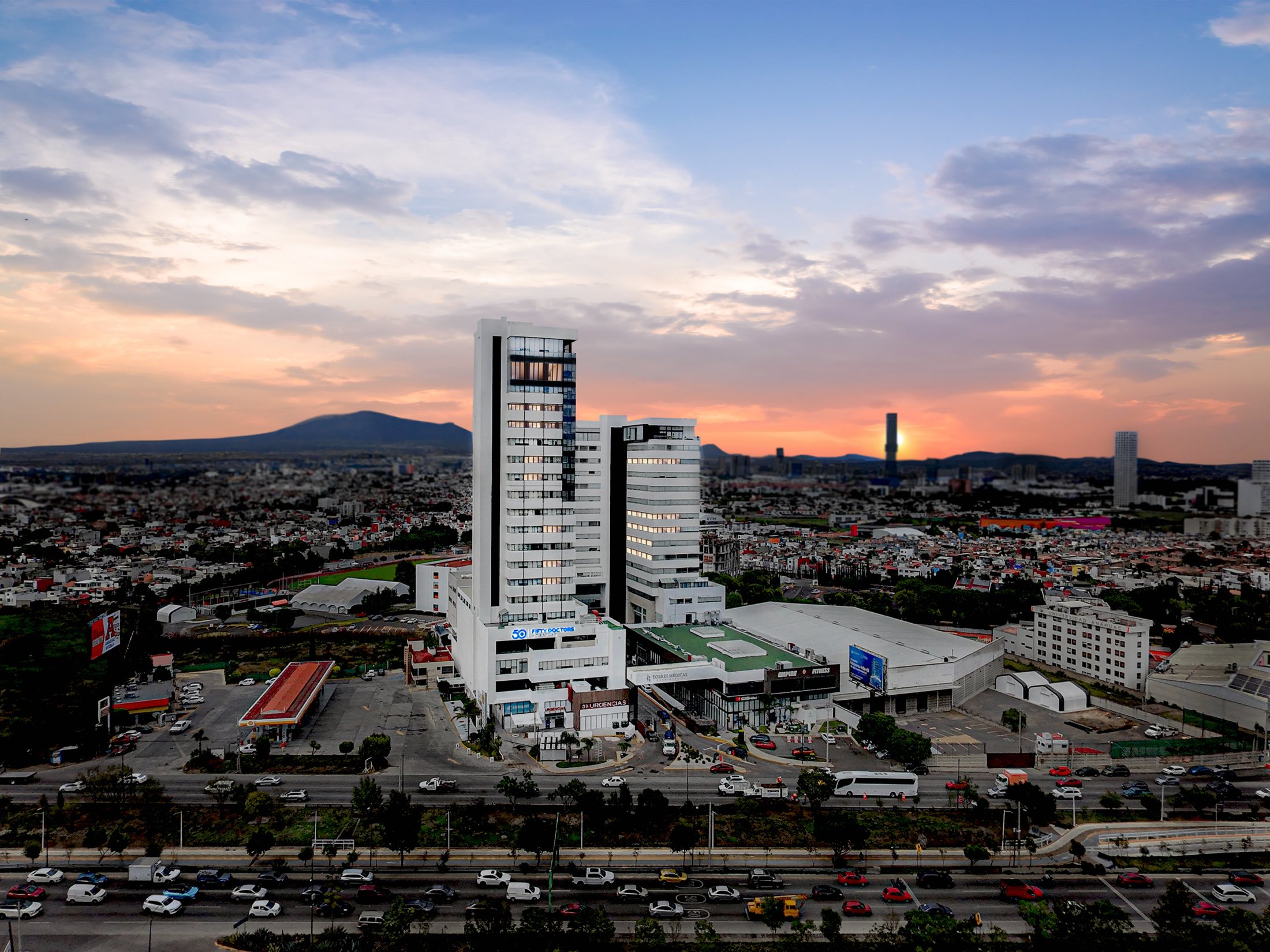 Complejo hospitalario 50 Doctors en Angelópolis, Puebla, al atardecer