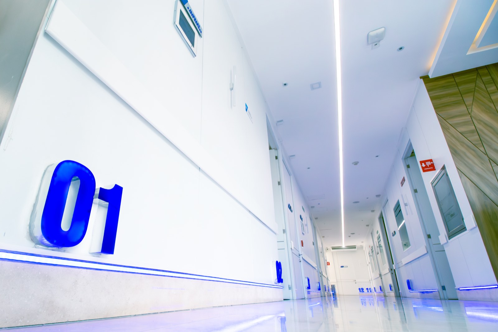 Pasillo de hospitalización de Fifty Doctors Hospital