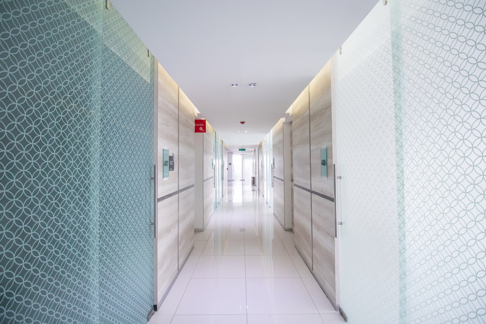 Pasillo de consultorios en una torre médica 50 Doctors